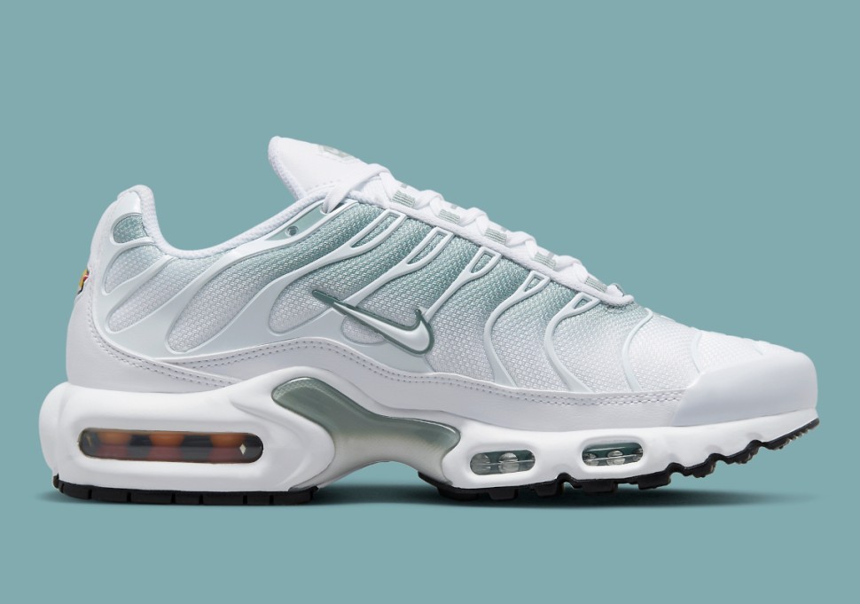 Кроссовки Nike W AIR MAX PLUS DZ3670-100